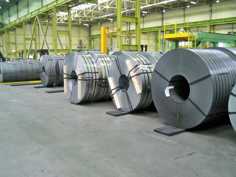 Bild föreställande stålrullar (coil) lagrade på PKT Coilmat 540
