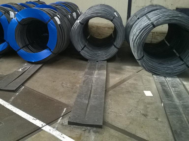 Bild föreställande rullar (coil) av metalltråd lagrade på PKT Coilmat standard