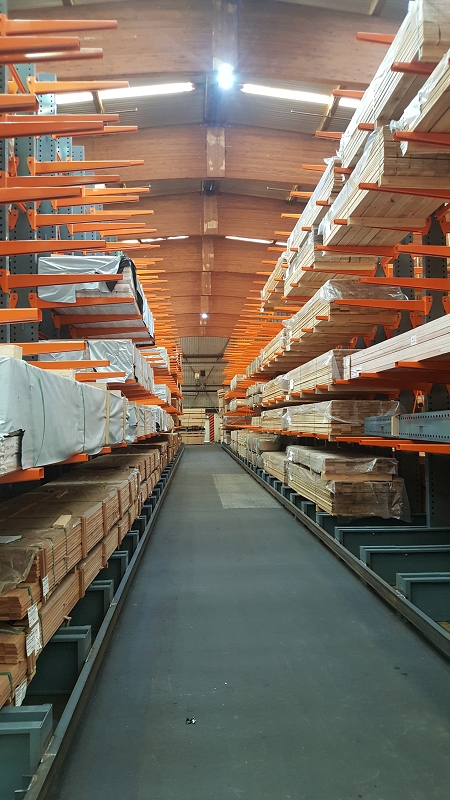 Bild föreställande träpaket förvarade i Sipag grenställ med påkörningsskydd