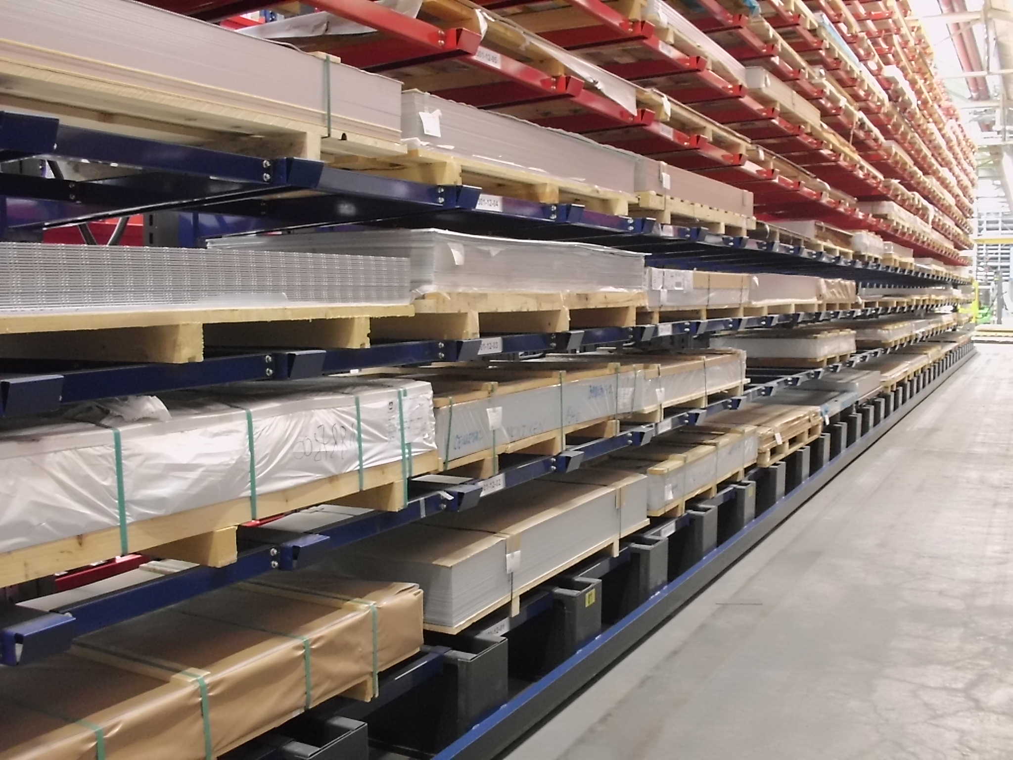 Sipag cantilever racks for storage of sheet metal. With different colour arms for different loading capacities.