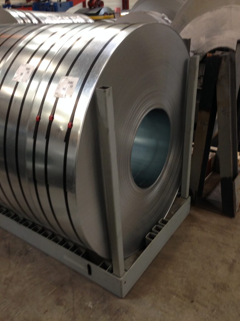 Bild föreställande slittade coils (spaltade band) förvarade på PKT Coiltray type 08 indoor crane