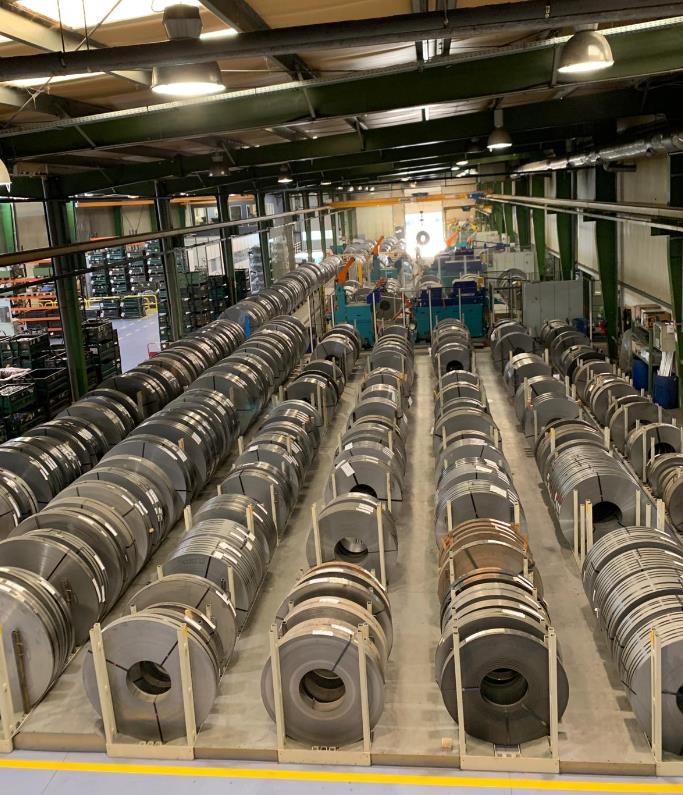 Bild föreställande lager med slittade coils (spaltade band) förvarade på PKT Coiltray type 08 indoor crane