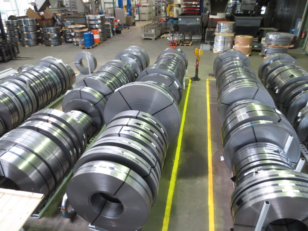 Bild föreställande lager med slittade coil (spaltade band) förvarade på PKT Coiltray type 11/90 lift truck
