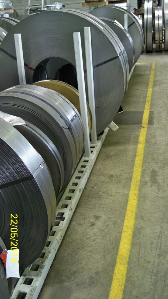Bild föreställande slittade coil (spaltade band) förvarade på PKT Coiltray type 11/90 lift truck