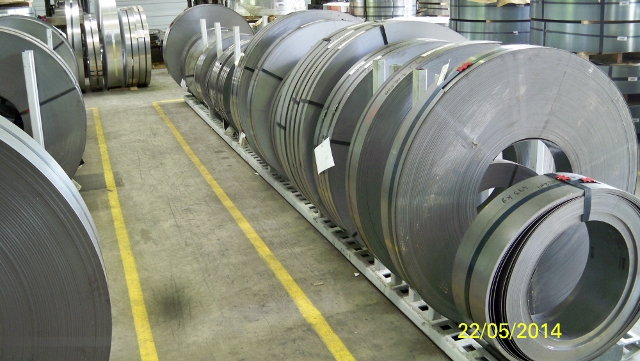 Bild föreställande slittade coil (spaltade band) förvarade på PKT Coiltray type 11/90 lift truck