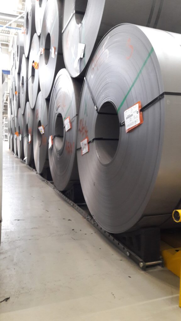 Bild föreställande stålrullar (coil) lagrade i tre nivåer i coillagringssystem PKT Rollblock system EK 550-EC