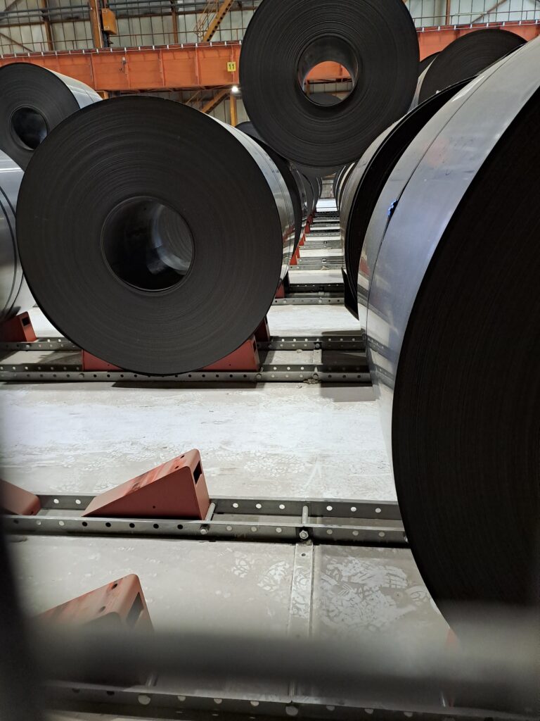 Bild föreställande stålrullar (coil) lagrade i två nivåer PKT Rollblock system EK 550 HOT