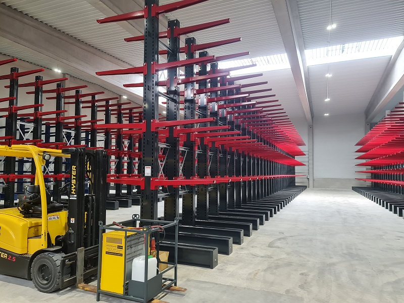 Sipag double-sided cantilever racks, for storage of long and heavy material such as packs of wood, sheet metal, pipes, bars or profiles.