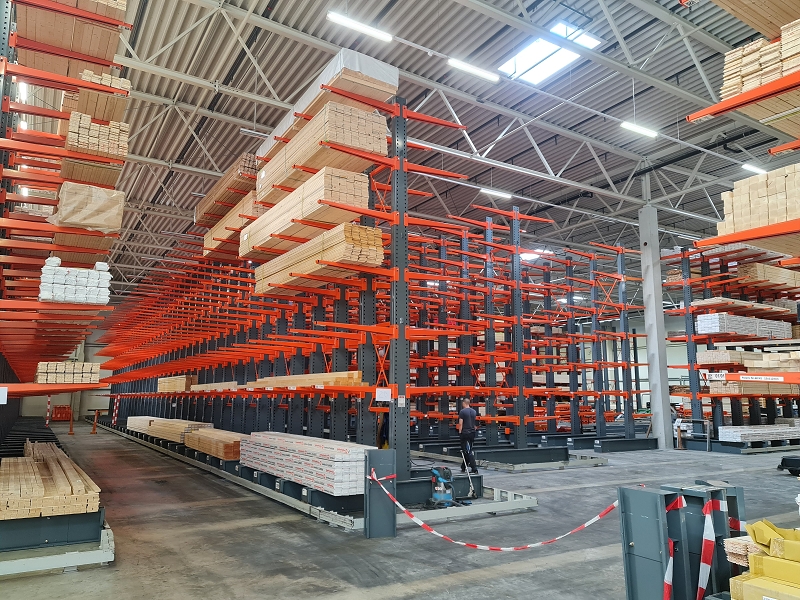 Sipag double-sided cantilever racks with edge protection. For the storage of long and heavy material, for example packs of wood.