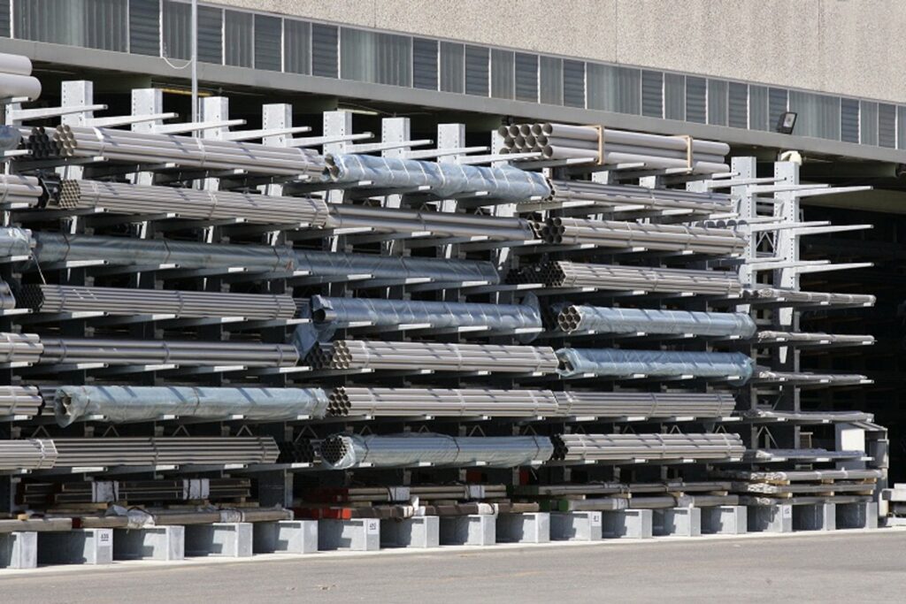 Sipag hot-dip galvanized rack for outdoor storage of pipes.