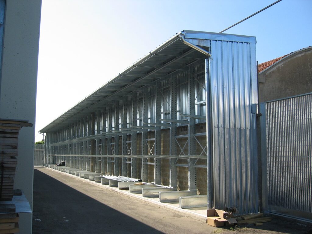 Sipag hot-dip galvanized cantilever rack with roof, walls and rain gutter set. For outdoor storage of long and heavy material like packs of wood, sheet metal, pipes, bars or profiles.