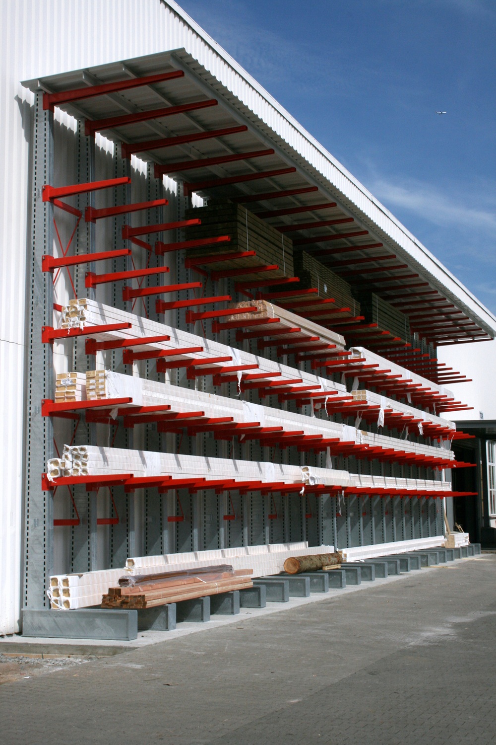 Hot-dip galvanized Sipag cantilever rack with roof and powder coated arms. For outdoor storage of glulam beams.