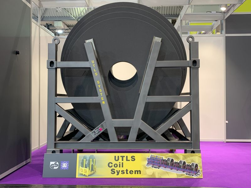 Flera slittade coil (spaltade band) som förvaras stående i UTLS Systems coiltransportsystem. Bilden är tagen i en mässmonter.