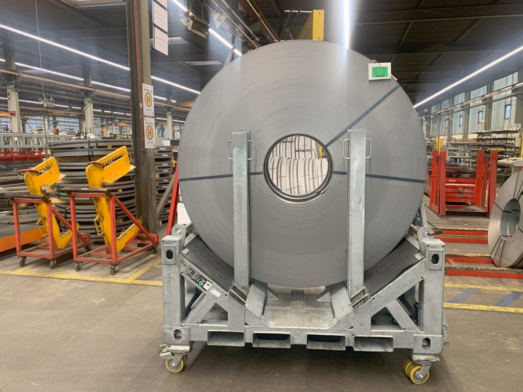 In-house transportation and storage of slit coils in UTLS Systems coil transportation rack. Equiped with UTLS stanchions Vario and trolley FR5.